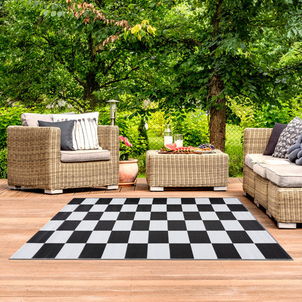 Haylee Super Lightweight Plastic Straw Rug Checkered Black/White Outdoor Area Rug